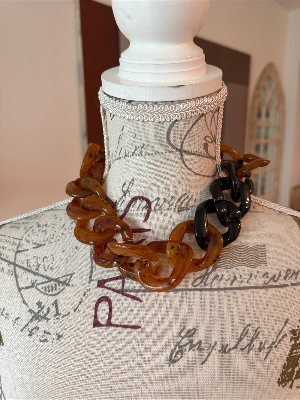 Two-Tone Resin Link Necklace in Amber and Black